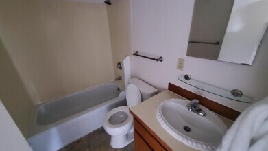 5215 15th Ave NE, Unit 12 in Seattle, WA - Building Photo - Building Photo