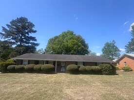 572 Farmington Rd in Montgomery, AL - Building Photo