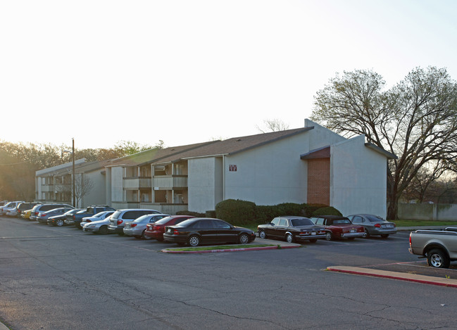 Raible Place Apartments in Irving, TX - Building Photo - Building Photo