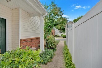 106 Manley Ct in Woodstock, GA - Foto de edificio - Building Photo