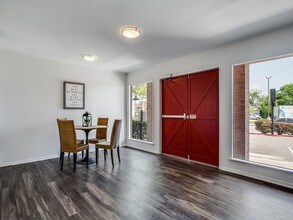Greenbrier Apartments in San Antonio, TX - Foto de edificio - Building Photo