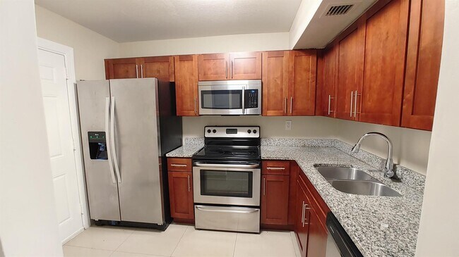 3700 NW 21st St, Unit 305 in Lauderdale Lakes, FL - Building Photo - Building Photo