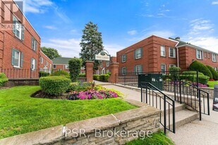 1335 Bayview Ave in Toronto, ON - Building Photo
