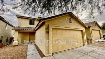 721 W Flaming Arrow Dr in Green Valley, AZ - Building Photo