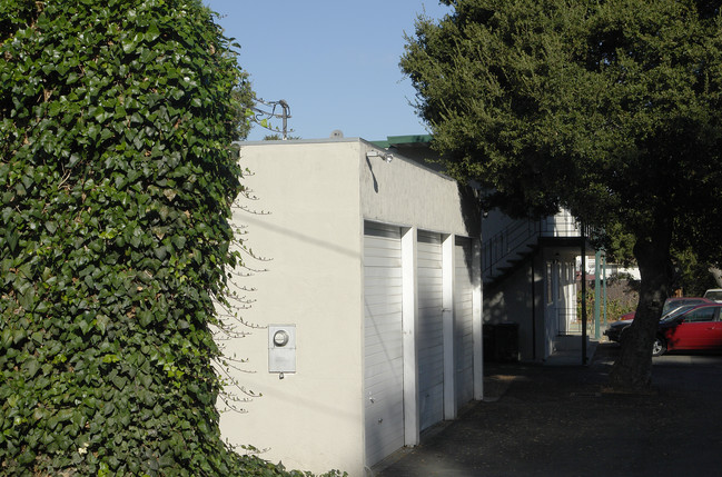 1318 Terrace Ave in Hayward, CA - Foto de edificio - Building Photo