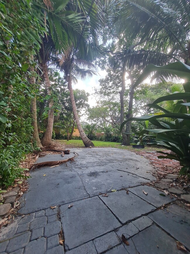 902 NE 40th St, Unit 2 in Oakland Park, FL - Building Photo - Building Photo