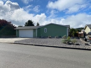 949 Blanco Ave in Coos Bay, OR - Foto de edificio - Building Photo