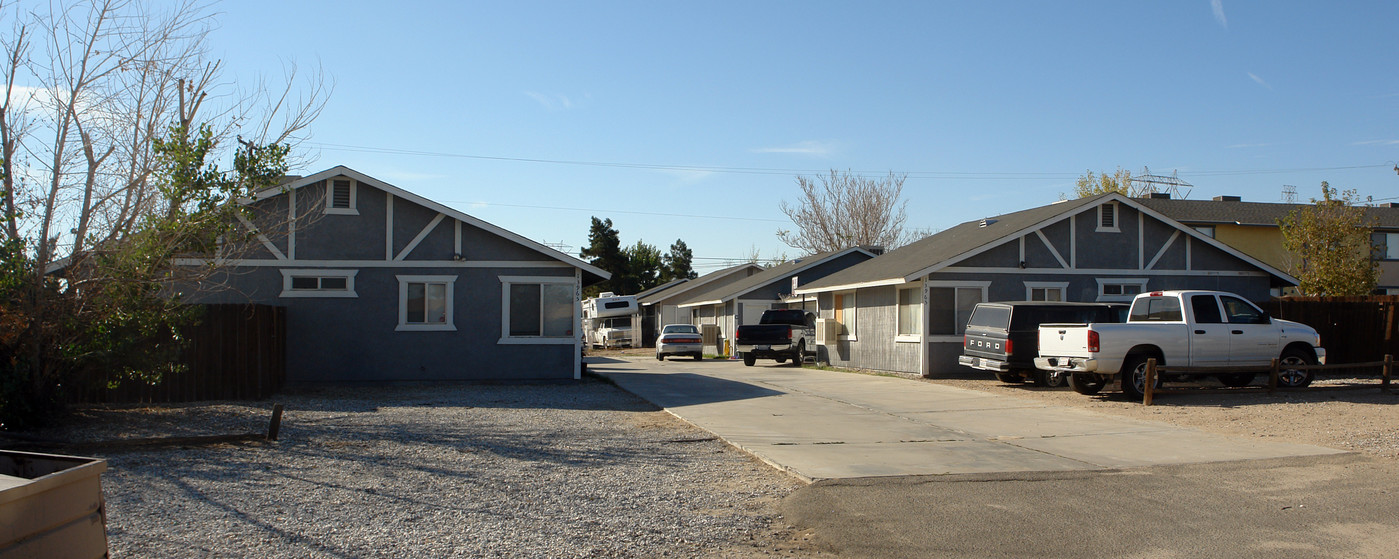 13965 Smoke Tree St in Hesperia, CA - Building Photo