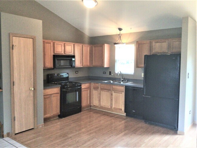 898 Cottonwood Dr in Elwood, IL - Foto de edificio - Building Photo