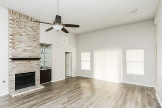 2221 Collier Ct in Lancaster, TX - Foto de edificio - Building Photo