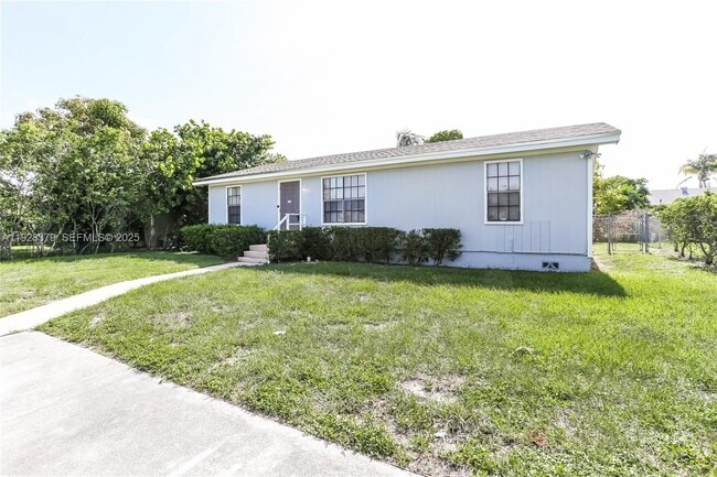 7303 Thatcher Ave in Lantana, FL - Building Photo - Building Photo