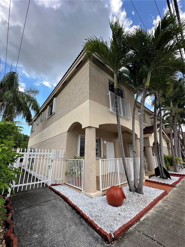 425 E 3rd Ave in Hialeah, FL - Foto de edificio - Building Photo