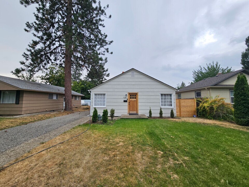 728 E 37th Ave in Spokane, WA - Foto de edificio