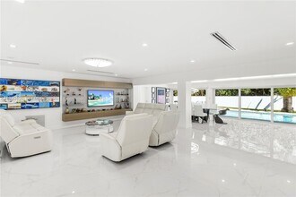 12401 SW 72nd Ave in Miami, FL - Foto de edificio - Building Photo