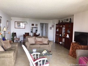 1750 NE 191st St-Unit -818-3 in North Miami Beach, FL - Building Photo - Building Photo