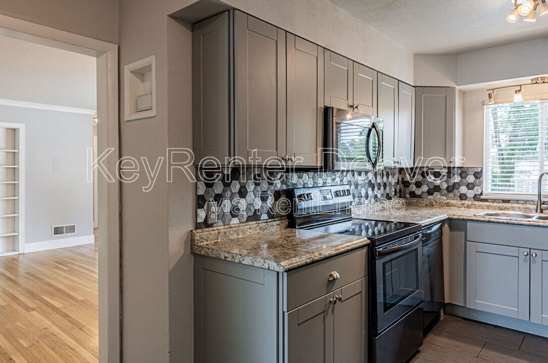 1210 Chester St in Aurora, CO - Building Photo