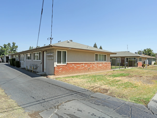 4441-4457 E Sierra Madre Ave in Fresno, CA - Building Photo - Building Photo