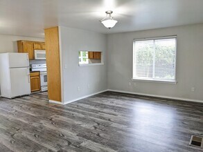 1073 Havenwood Dr in Eagle Point, OR - Building Photo - Building Photo