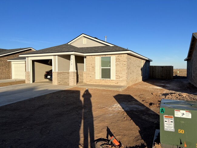 2012 Plains Ave in Wolfforth, TX - Foto de edificio - Building Photo