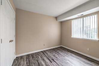 Oakridge Apartments in Ypsilanti, MI - Building Photo - Interior Photo