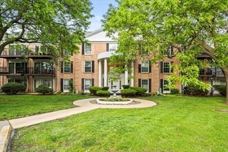 5300 Carriage Way Dr in Rolling Meadows, IL - Building Photo - Building Photo