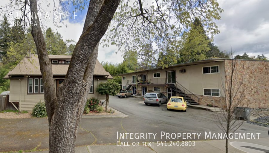 516 NW A St in Grants Pass, OR - Foto de edificio