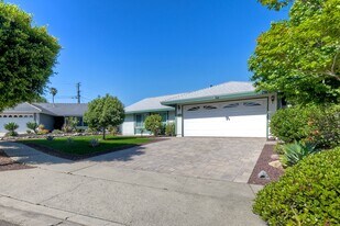 344 Rancho Vista Pl in Vista, CA - Building Photo