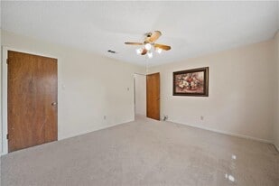 324 texas ave in Hewitt, TX - Building Photo