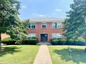 2004 Goldsmith Ln in Louisville, KY - Building Photo