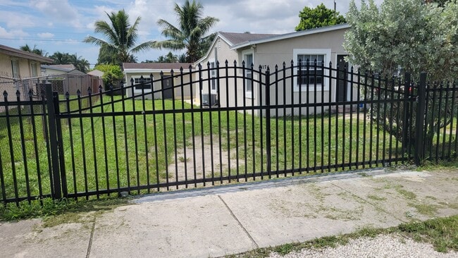 1174 NW 101st St, Unit 2 in Miami, FL - Building Photo - Building Photo