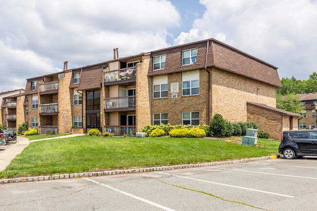 Edison and Blueberry Village in Edison, NJ - Building Photo - Building Photo