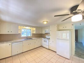 94 Millville St in Salem, NH - Building Photo