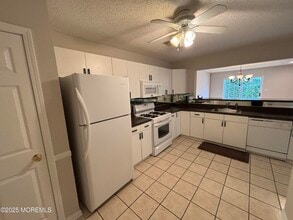 8 Fiddlers Elbow Ct in Howell, NJ - Building Photo - Building Photo