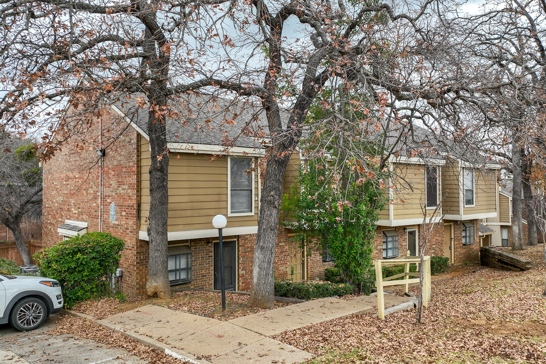 Willowbrook Condominiums in Arlington, TX - Building Photo