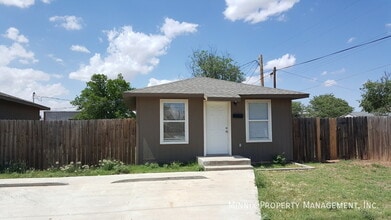 310 E Lynn St in Slaton, TX - Building Photo - Building Photo