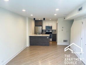 936 W Grace St, Unit J201 in Chicago, IL - Building Photo - Building Photo