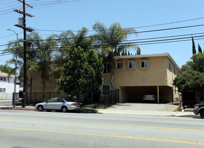 7024 Woodley Ave in Van Nuys, CA - Foto de edificio - Building Photo