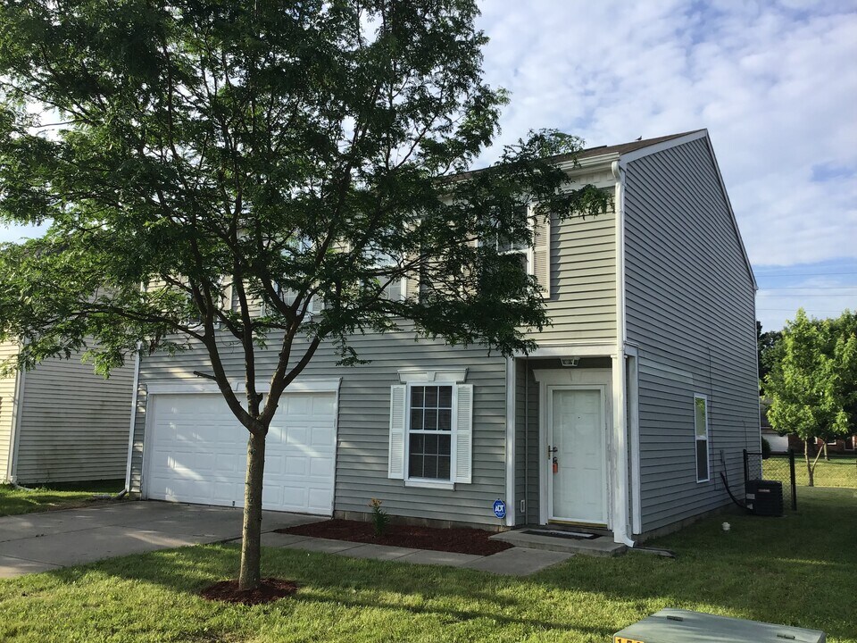 8045 Bach Dr in Indianapolis, IN - Foto de edificio
