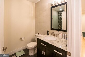 1305 Locust St in Philadelphia, PA - Building Photo - Building Photo