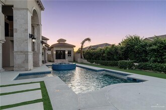 1001 Travis St in Mission, TX - Foto de edificio - Building Photo