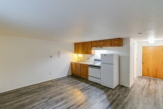 3106 Holiday Apartments (Michael &amp; Norma Coscarelli) in Lansing, MI - Building Photo - Interior Photo