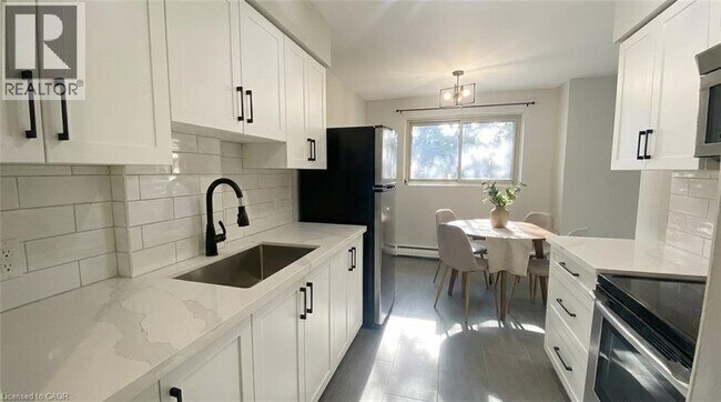 163 Chandler Dr in Kitchener, ON - Building Photo - Building Photo