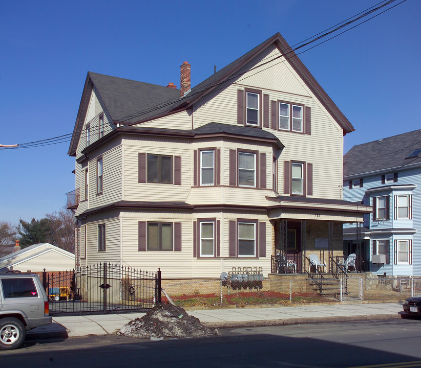733 Broadway in Fall River, MA - Foto de edificio