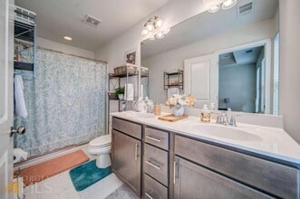 882 Ambient Way SW in Atlanta, GA - Foto de edificio - Building Photo