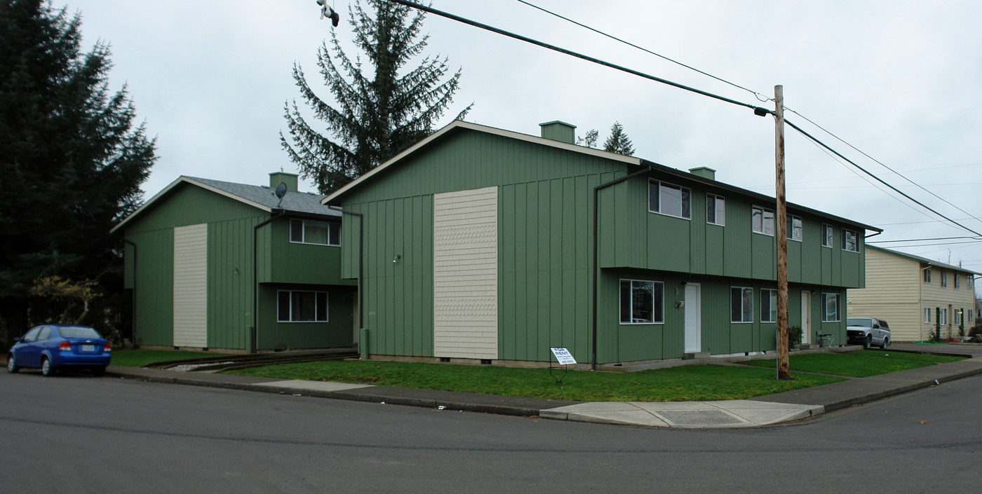 675-695 Cedar St in Junction City, OR - Foto de edificio