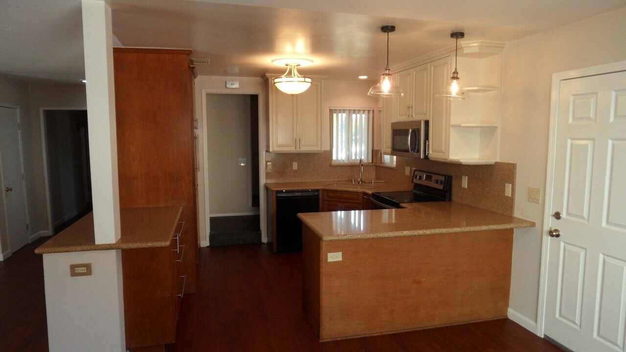 1320 W Walnut Ave in Orange, CA - Building Photo