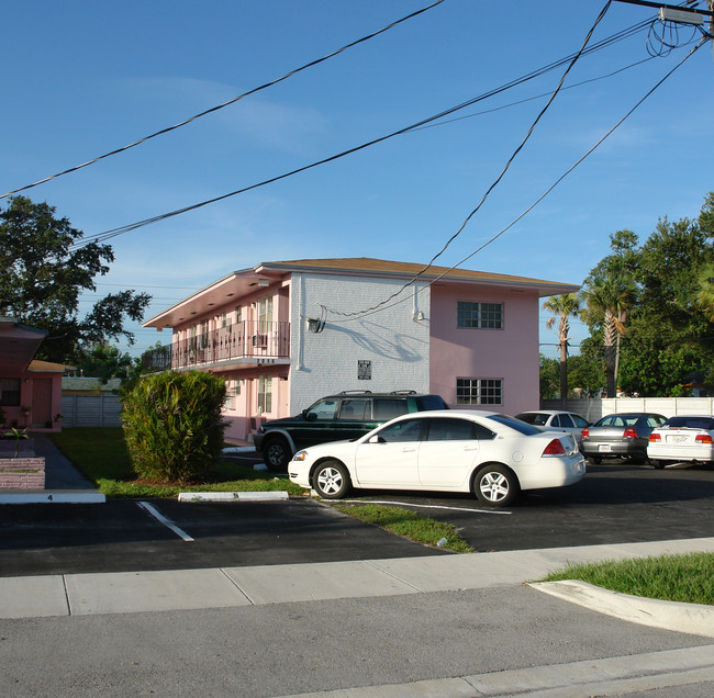 2010 NE 162nd St in Miami, FL - Foto de edificio - Building Photo