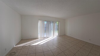 619 SW 79th Ter in North Lauderdale, FL - Foto de edificio - Building Photo