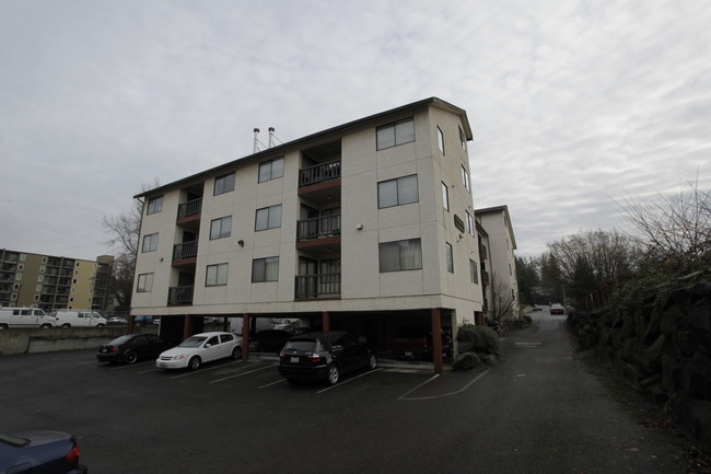 Carlynn Apartments in Seattle, WA - Building Photo - Building Photo