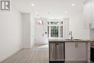 71-171 McCaul St in Toronto, ON - Building Photo - Building Photo